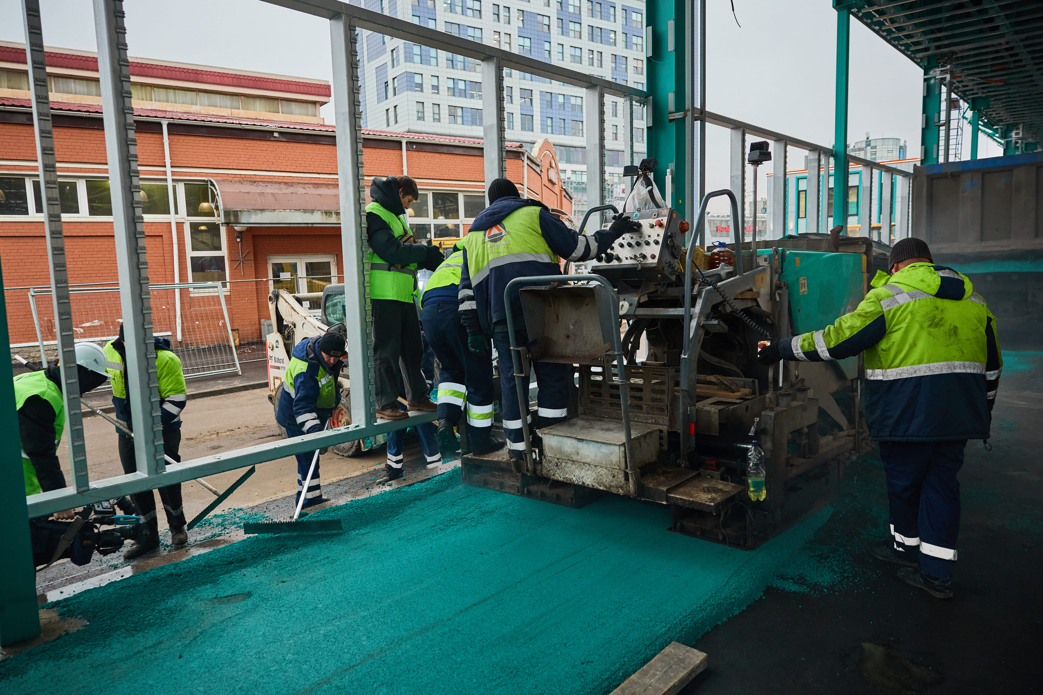 Первая трамвайная остановка с цветным асфальтом появилась в Петербурге